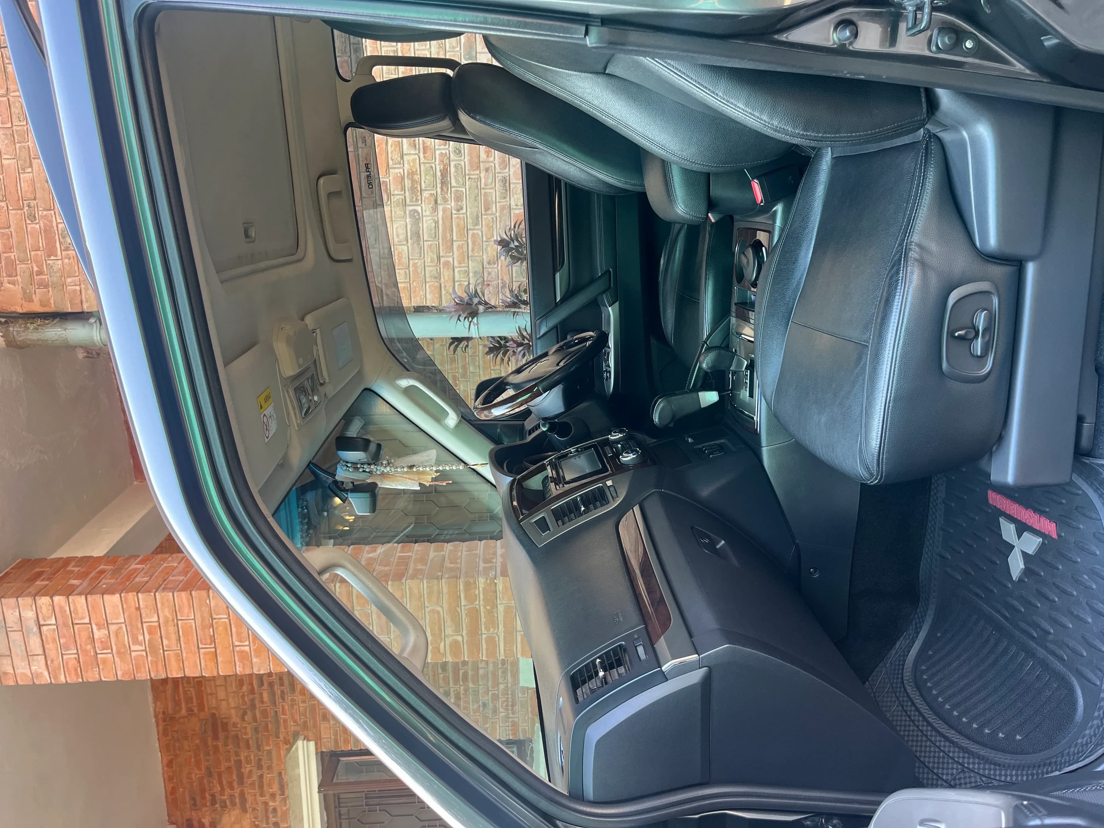 2017 Mitsubishi Pajero-2