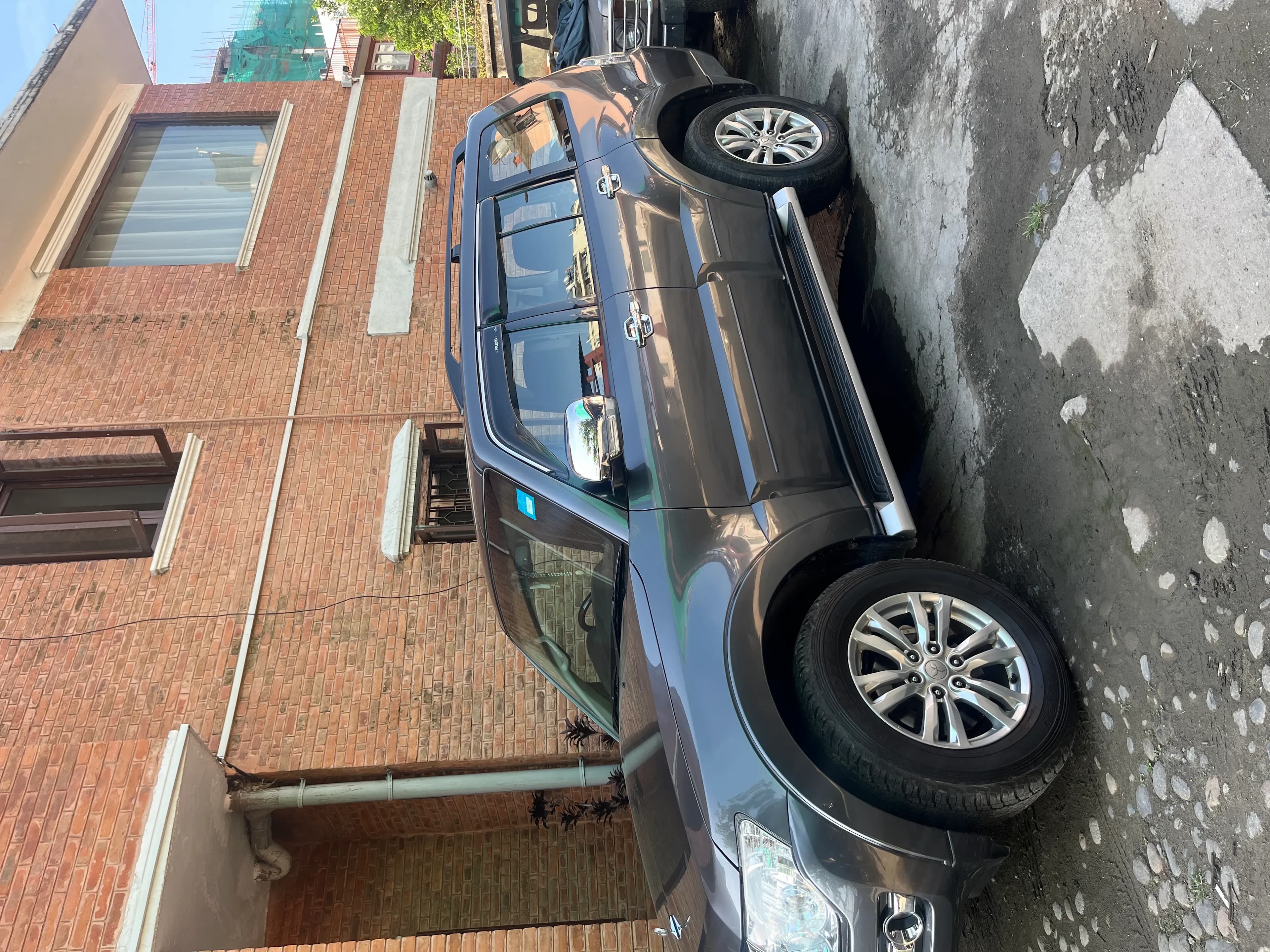 2017 Mitsubishi Pajero-1