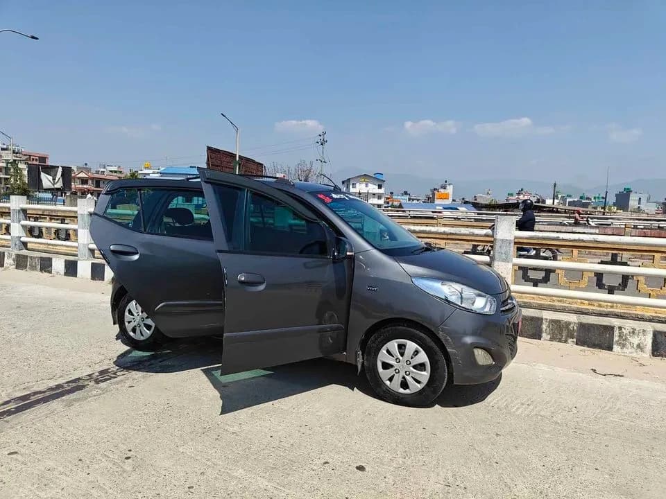 2012 Hyundai i10 Sportz-2