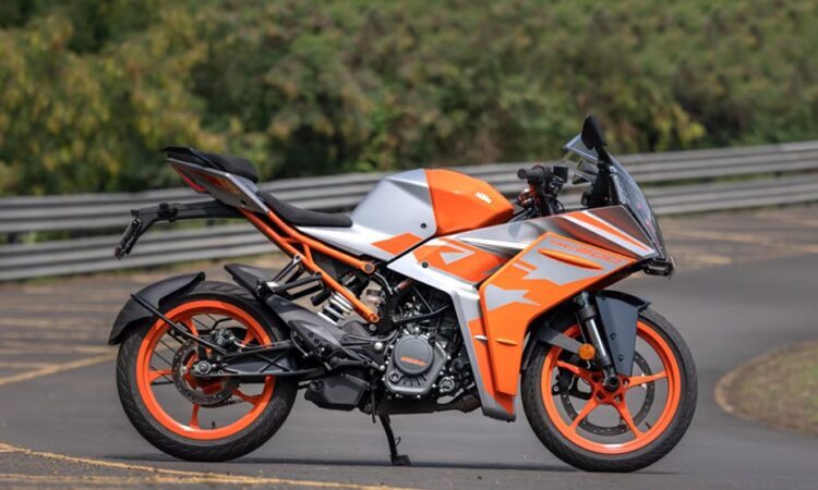 KTM RC 200 Right View